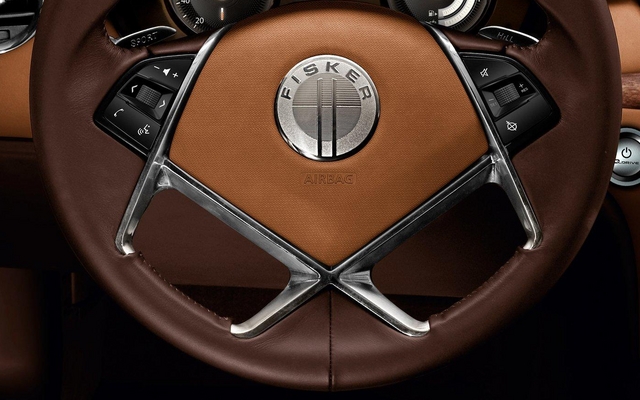 Fisker Karma: A nice steering wheel in this electric sedan 