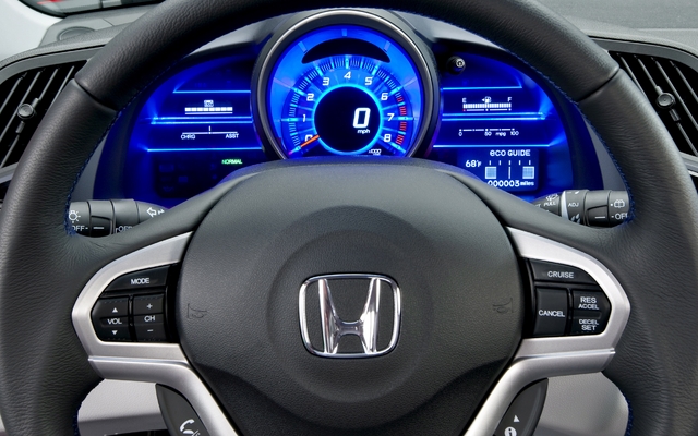 Honda CR-Z: This steering wheel is worthy of a hybrid sport coupe 