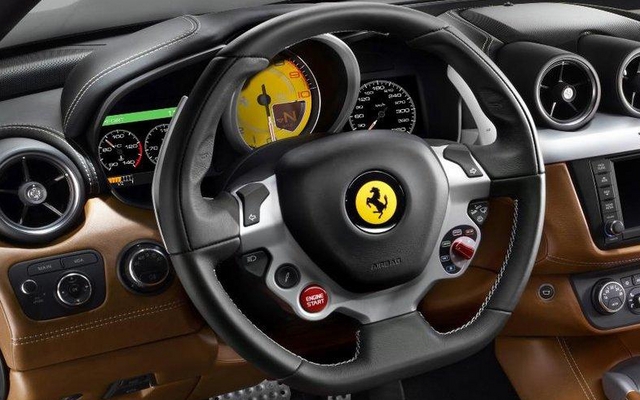 Ferrari FF: Volant de type F1 adapté pour la route