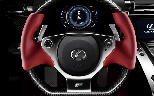Lexus LFA: Touches et palettes qui accentuent la conduite