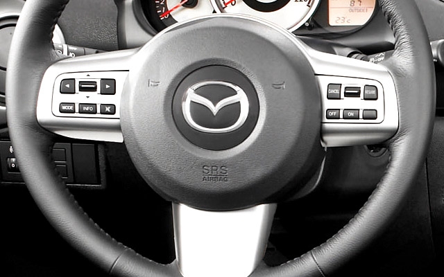 Mazda2: Groupe commodité avec l'incontournable volant multifonctions  