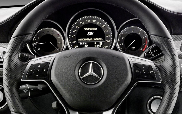 Mercedes-Benz CLS: Le volant multifonctions à l'étoile d'argent
