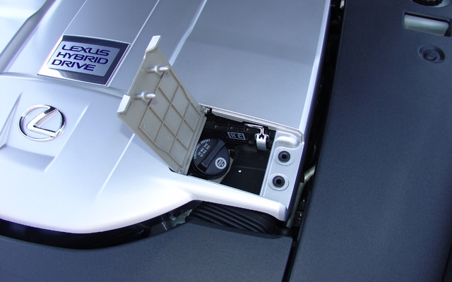 Lexus LS600h L 2011. Une parcelle de moteur...