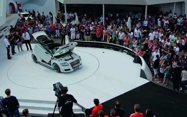 Audi TT modifiée sur la scène du stand Audi