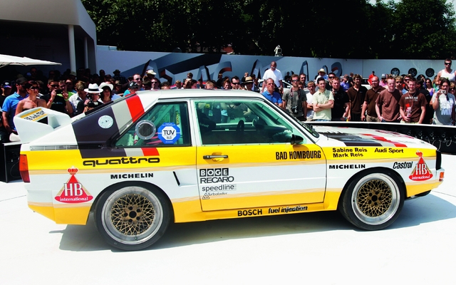 Audi Coupé Quattro de compétition sur la scène du stand Audi