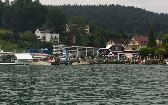 Le stand Volkswagen vu du lac