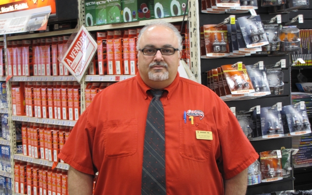 M. Luis Martinez, Directeur Adjoint 