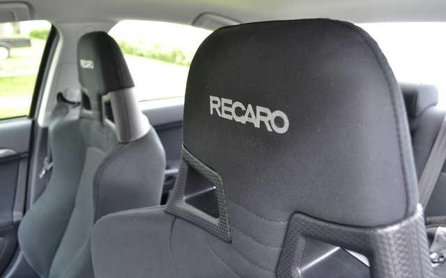 La Lancer Evo offre des sièges de marque Recaro