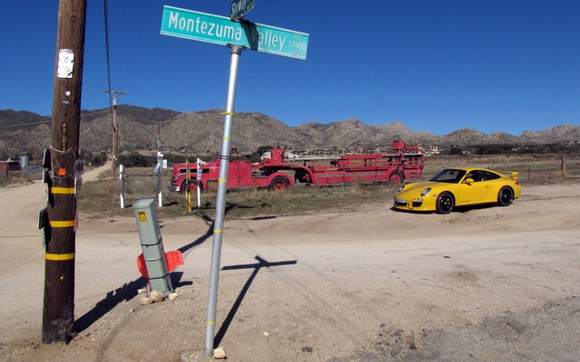 La GTS sur une route du désert entourant Palm Springs