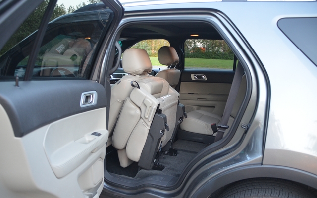 Ford Explorer Limited 4WD 2011. Pour accéder à l'arrière.