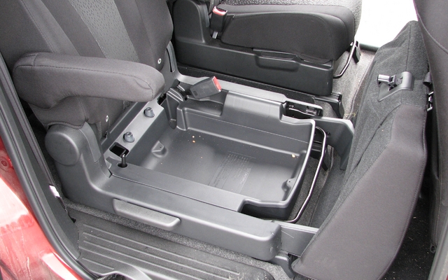 Mazda 5 - Bacs sous les sièges médian