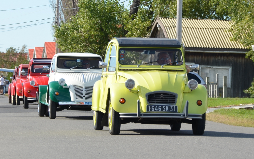 Un beau défilé de Citroën 2 Chevaux!