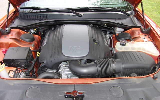Dodge Charger R/T AWD 2011. Un couvercle de plastique, c'est beau...