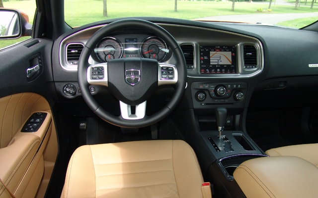 Dodge Charger R/T AWD 2011. Un nouveau tableau de bord. Enfin!