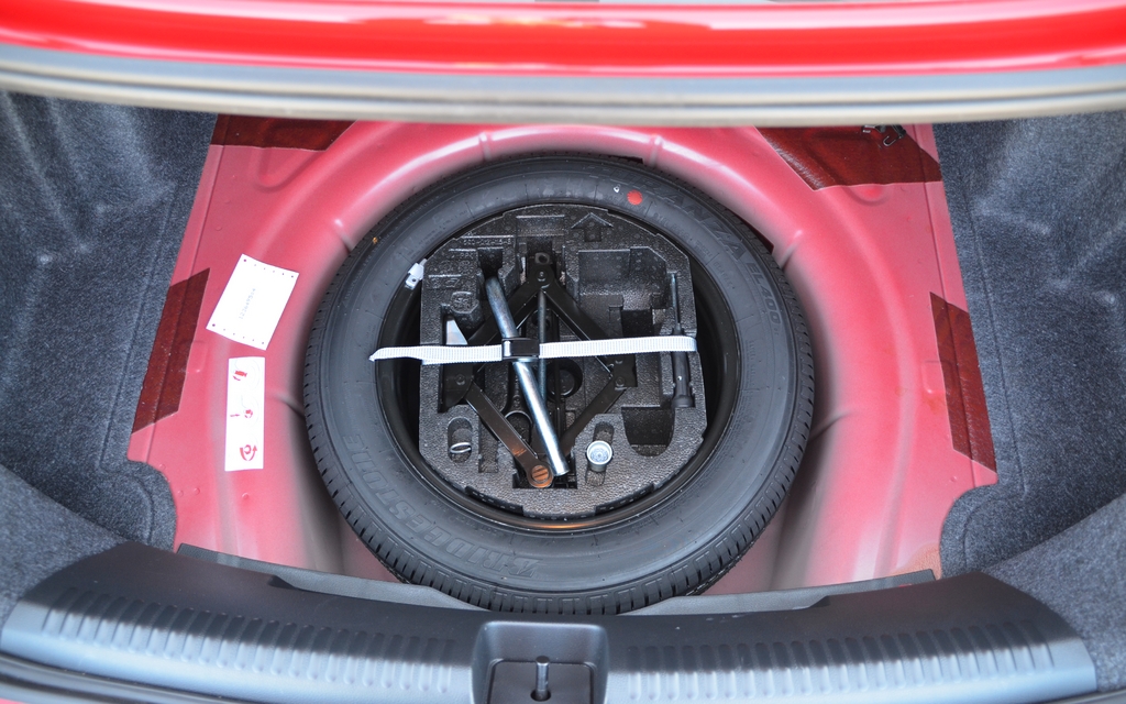 Volkswagen Jetta GLI 2012. Un vrai pneu de secours (16 pouces)!