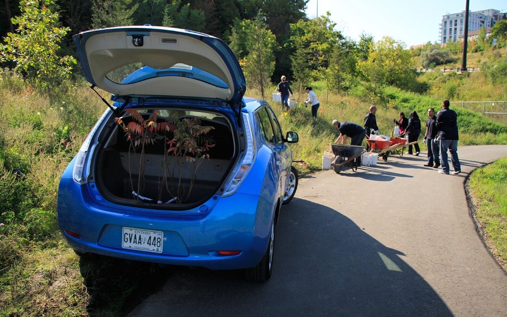 Employés de Nissan Canada plantant des arbres