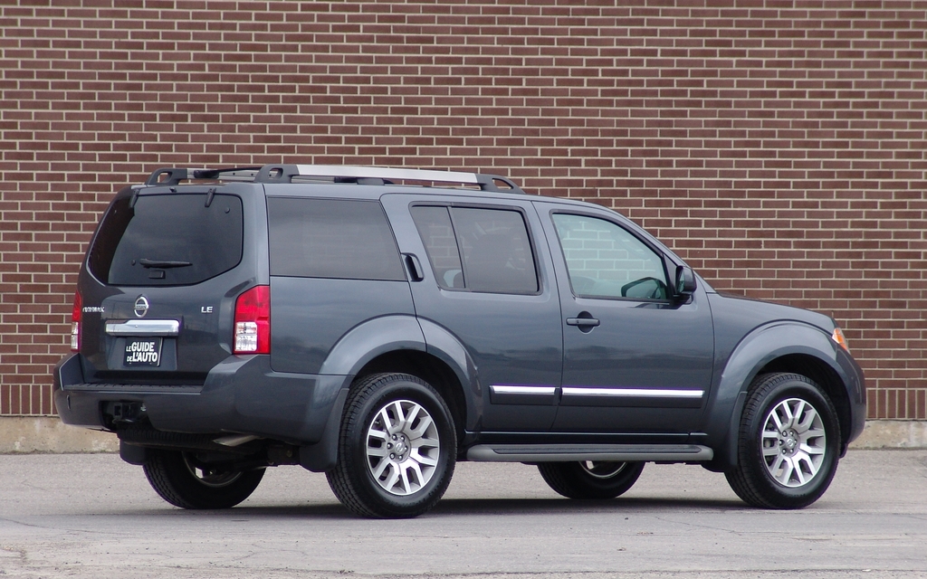 Nissan Pathfinder LE 2011