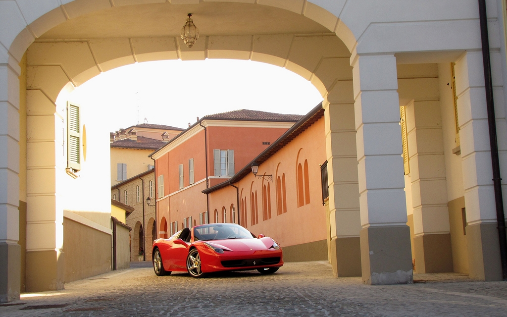 La Ferrari 458 Spider devant l'hôtel Matilde di Canossa