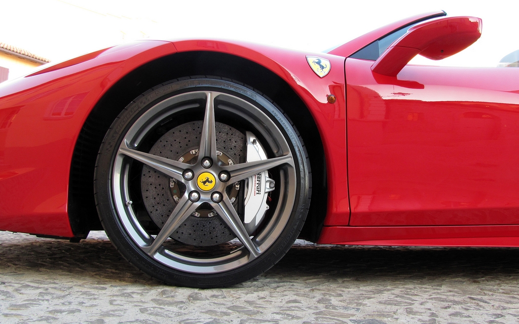 Ces grands freins à disque au carbone sont de série sur les Ferrari 458