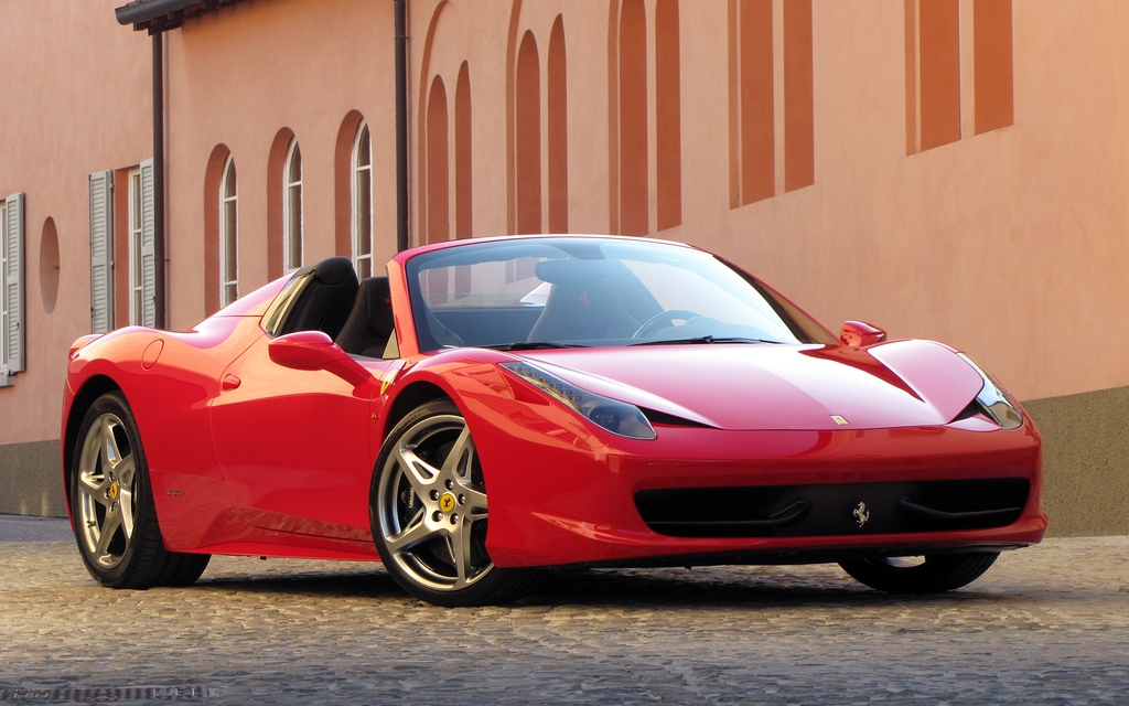 La Ferrari 458 Spider pose à son lancement international en Italie
