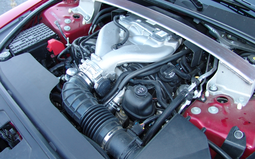 Cadillac CTS Coupe 2011. V6 de 3,6 litres sans le couvercle de plastique.