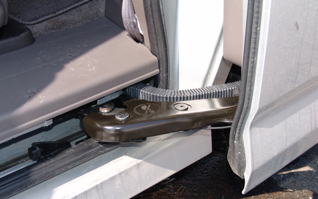 Honda Odyssey Touring 2011. Mécanisme du bas des portes coulissantes.