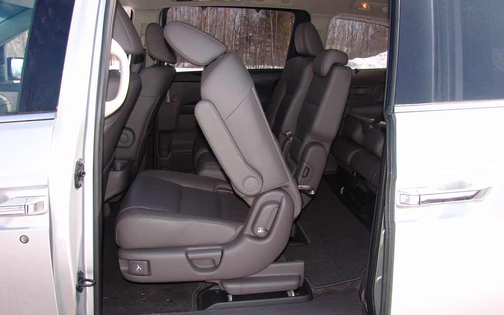 Honda Odyssey Touring 2011. Voici comment on accède aux places arrière.