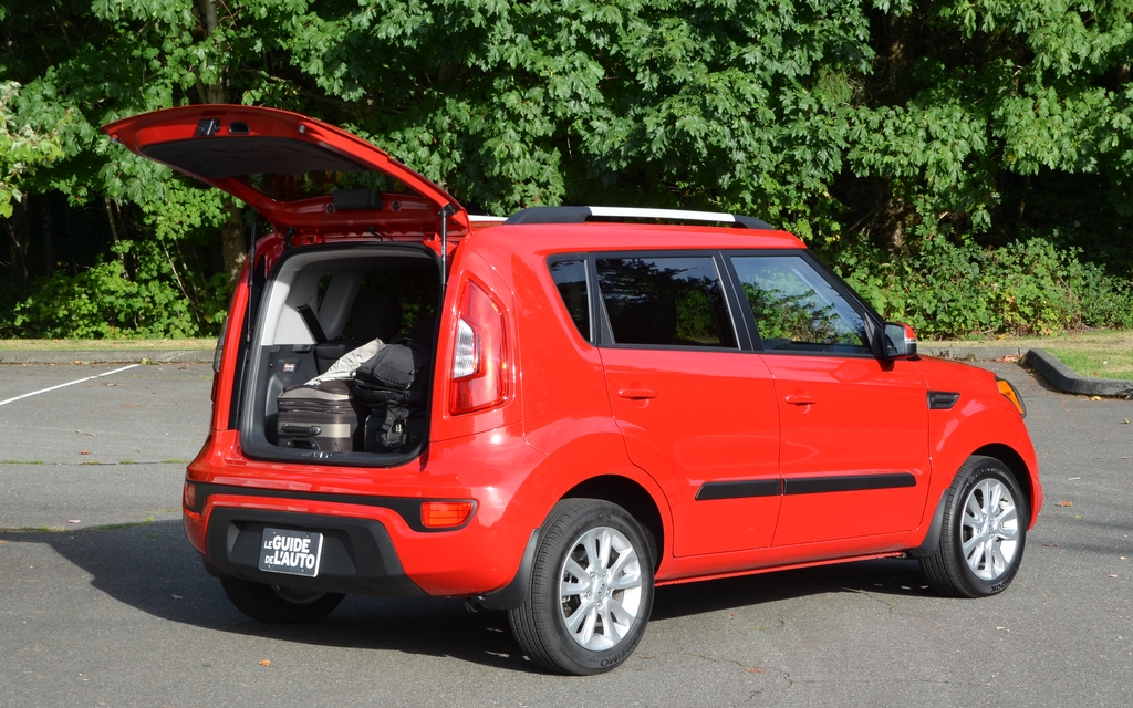 Kia Soul 2u 2012. Le coffre est passablement logeable.