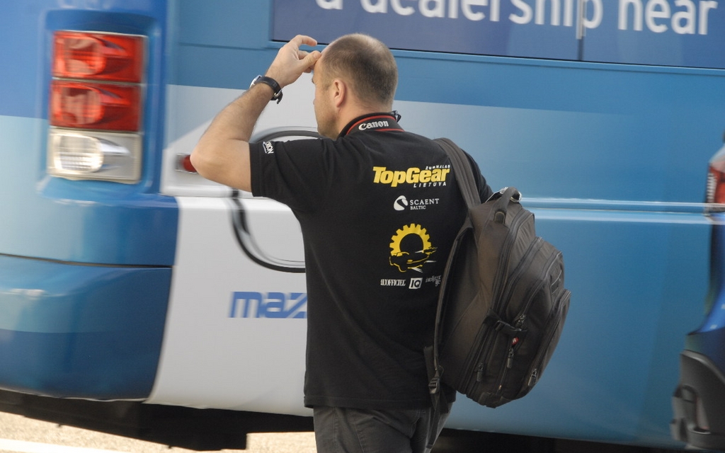 Il attend sans doute Jeremy Clarkson!