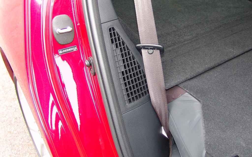 Lexus CT200h 2012. Cette trappe d'air sert à refroidir la batterie.