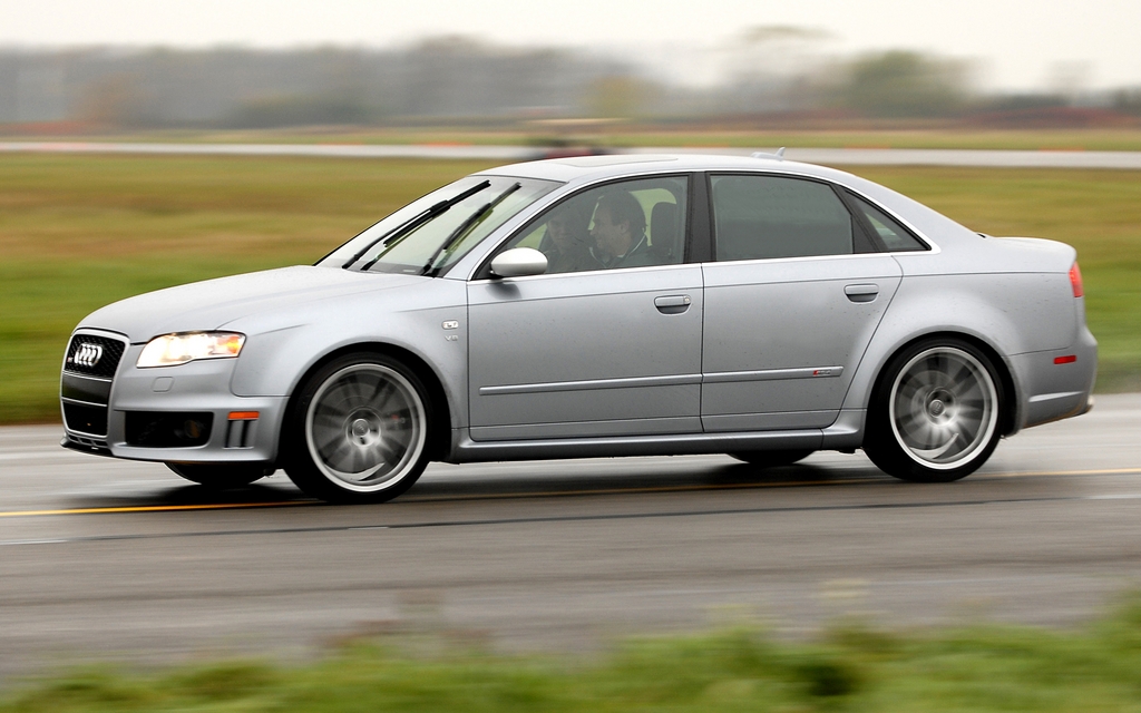 Balade à grande vitesse en Audi RS4 sur tracé détrempé au TestFest
