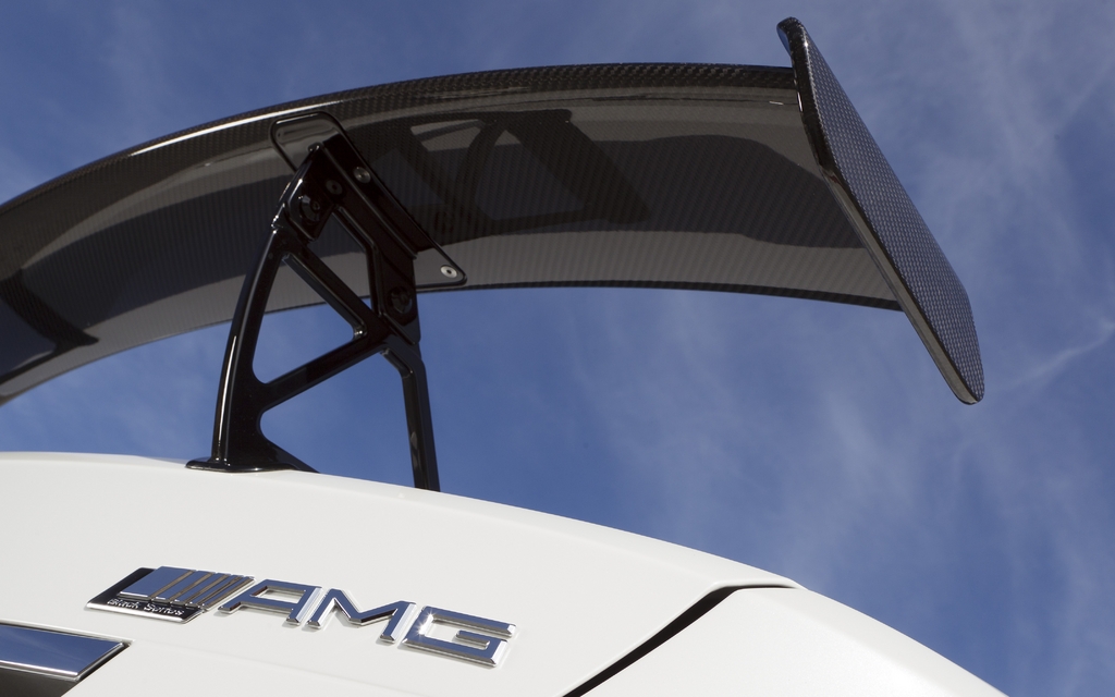 L'aileron arrière en fibre de carbone fait partie du groupe d'options