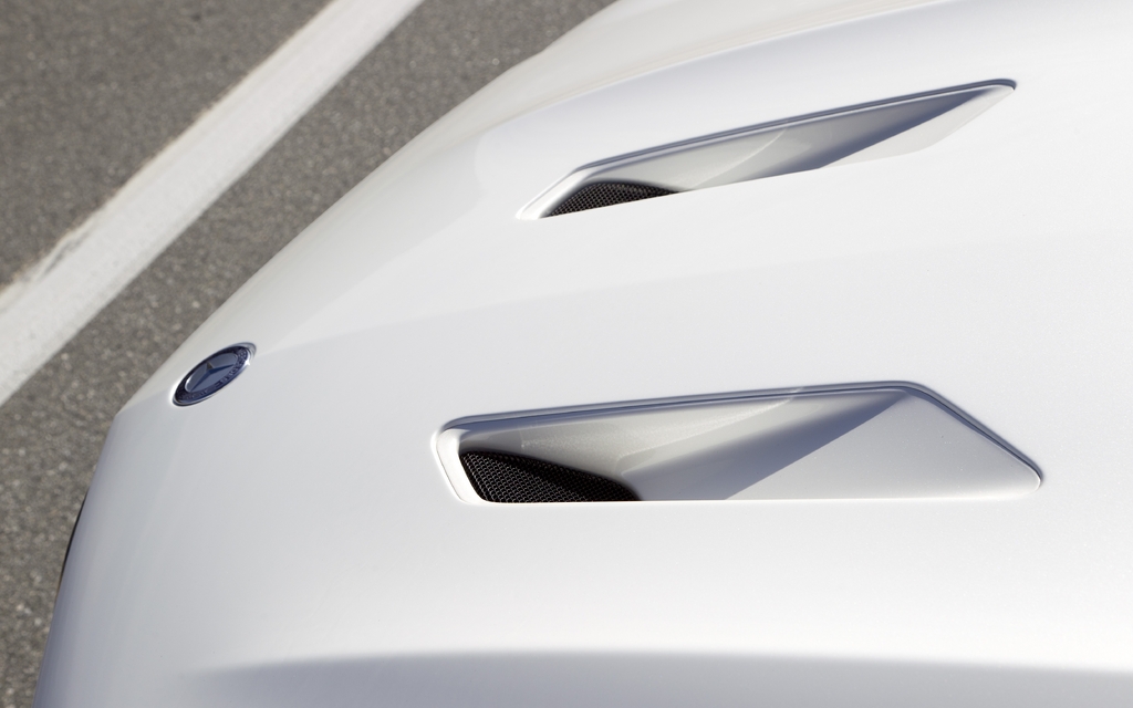 Ouvertures pratiquées dans le capot avant