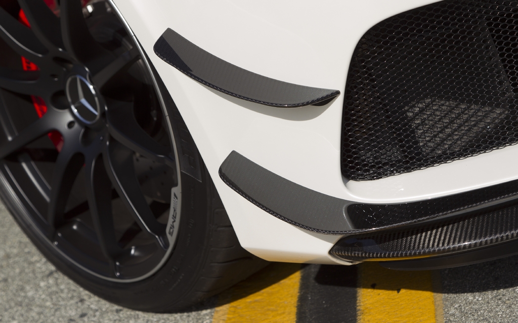 Déflecteurs aérodynamiques à l'avant de la voiture