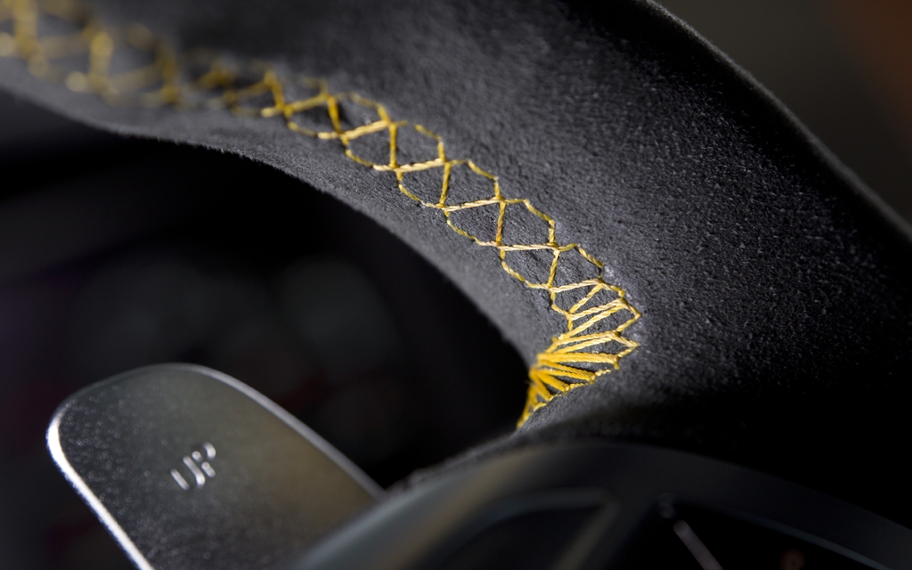 Volant cousu à la main avec coutures contrastantes