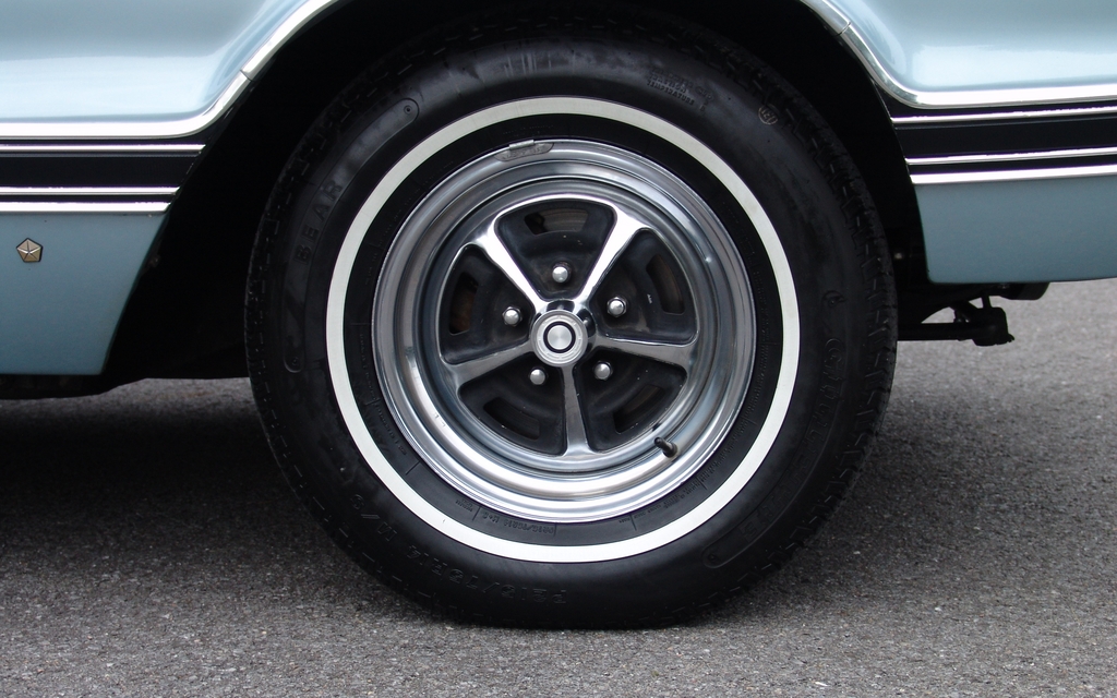 Dodge Coronet 500 1967. Des P215/75R14 remplacent les 7.35 x 14 d'origine