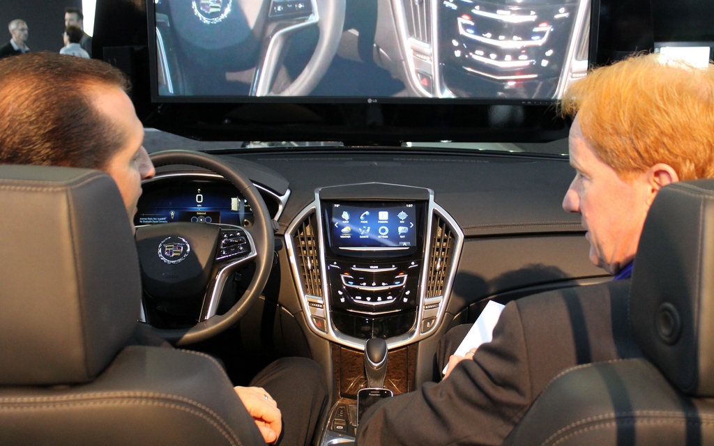 Cadillac XTS 2013, le système CUE expliqué à un journaliste