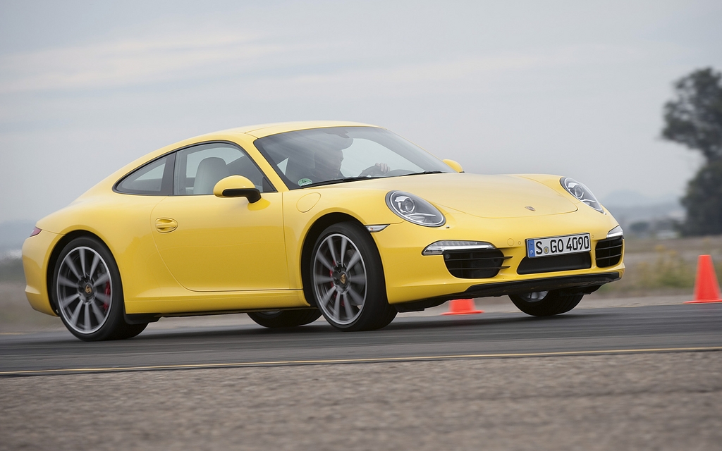 La 911 Carrera S en équilibre sur le tracé de l'aéroport Santa Maria