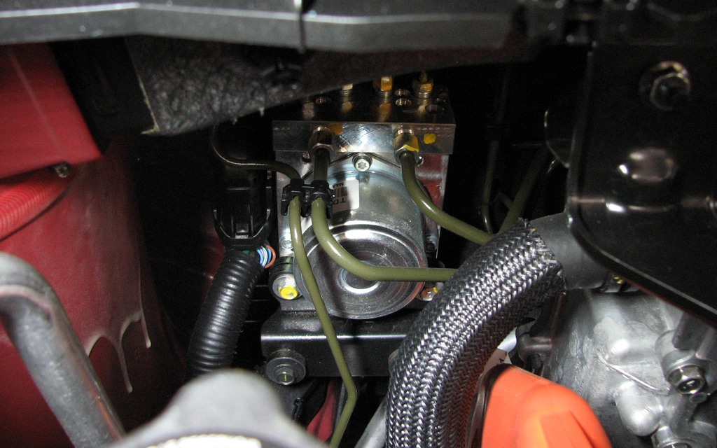 The ABS brake module is standard and placed near the main brake cylinder.