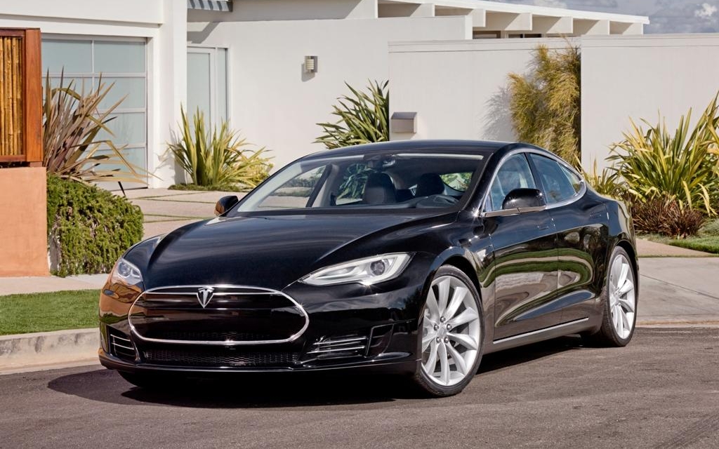 Une voiture Tesla à 1,4 million d'euros, grosse frayeur pour un Allemand -  Courrier picard