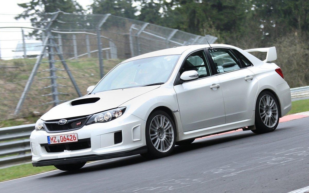 Subaru WRX STI sedan autour du Nürburgring