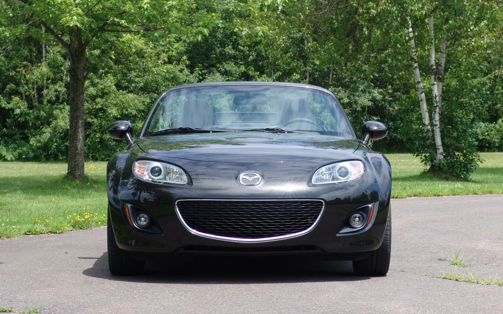 Mazda MX-5 2012. Certains aiment le sourire de la calandre, d'autres pas.