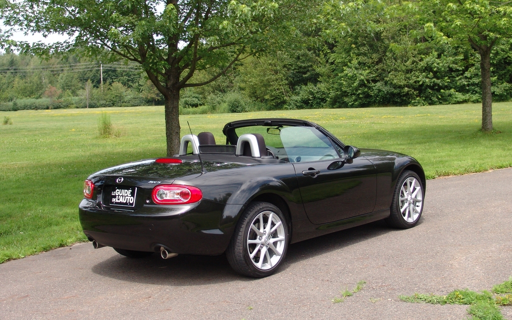 Mazda MX-5 2012. Oh que ça envie de l'été, ça...