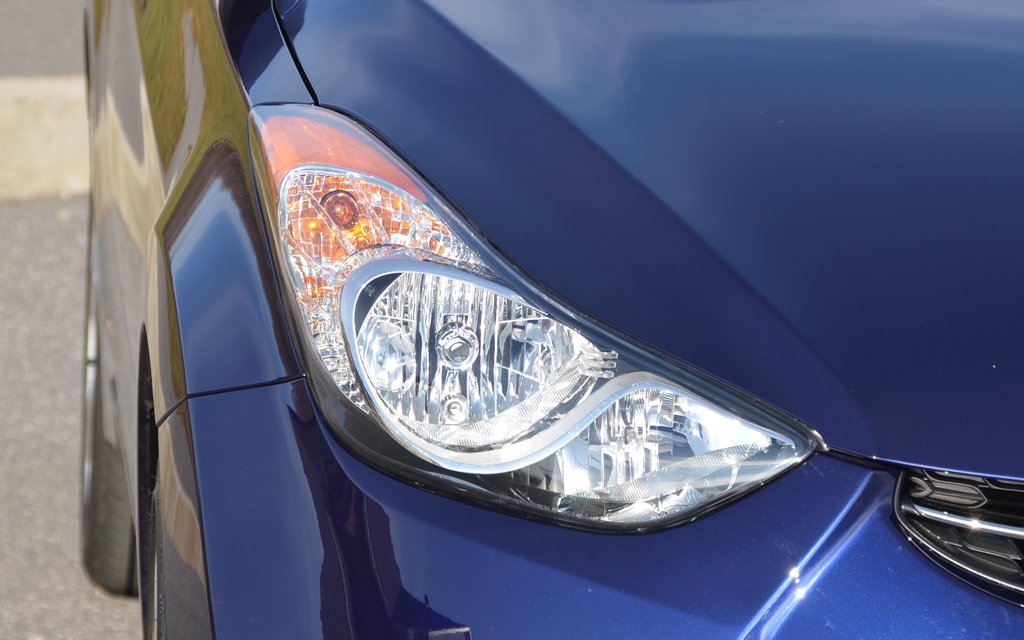 Hyundai Elantra Limited 2012. Les phares sont très stylisés.