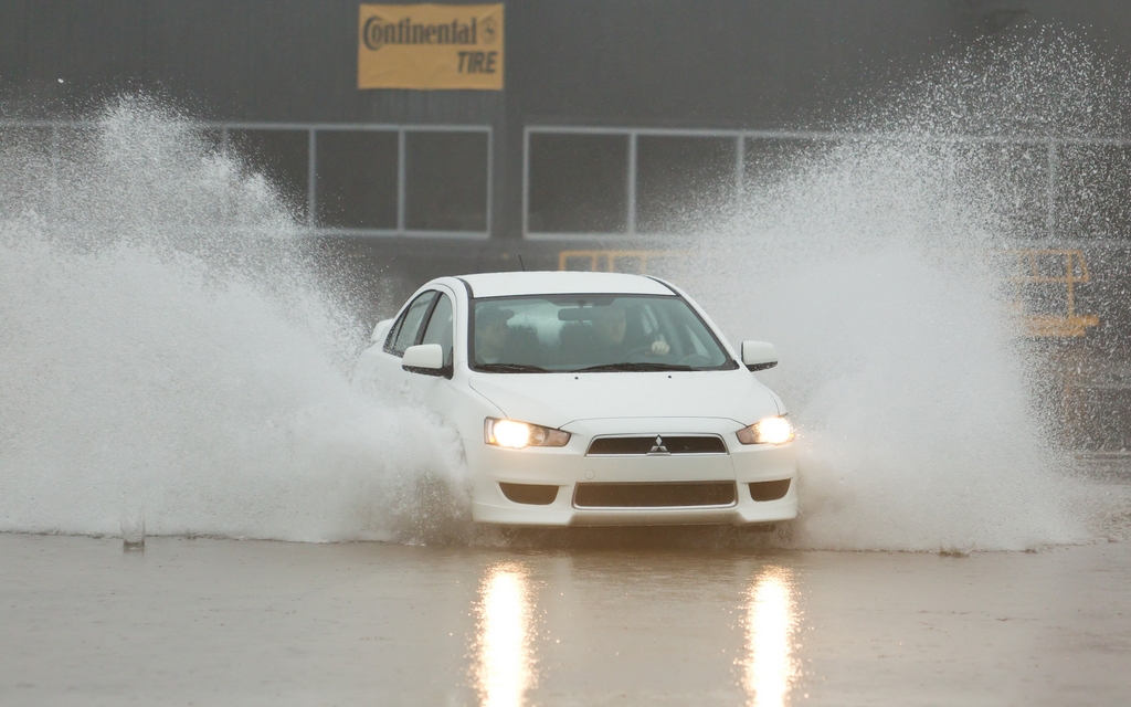 Mitsubishi Lancer AWD 2012 sur pavé "humide"