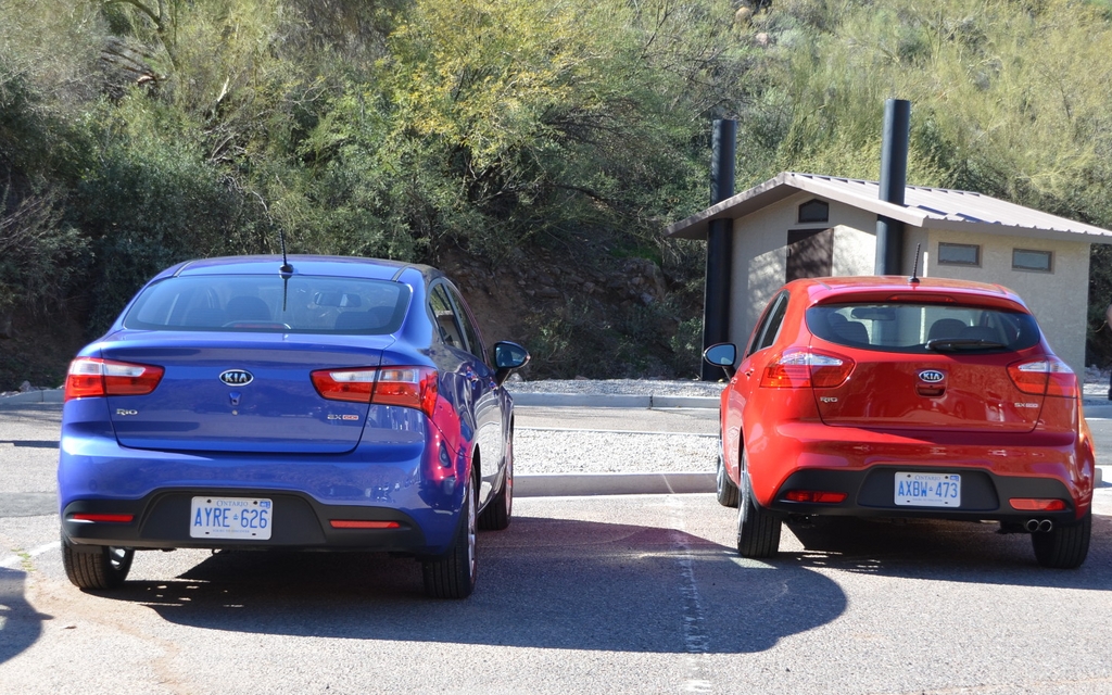 Kia Rio berline 2012 à gauche et Kia Rio5 2012 à droite.