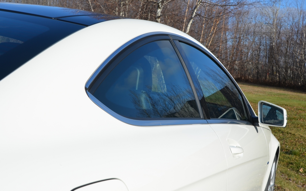 Mercedes-Benz C250 Coupé 2012. Les vitres arrière n'ouvrent pas.