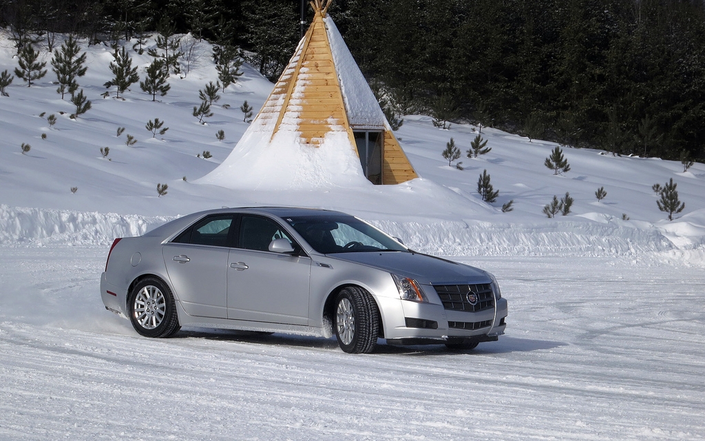 Exercice de survirage contrôlé sur le cercle de dérapage de Mécaglisse