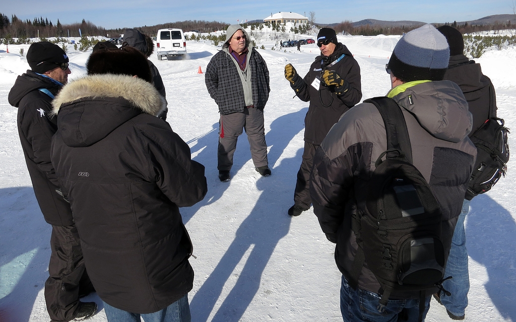 L'instructeur Pierre Des Marais explique le prochain exercice
