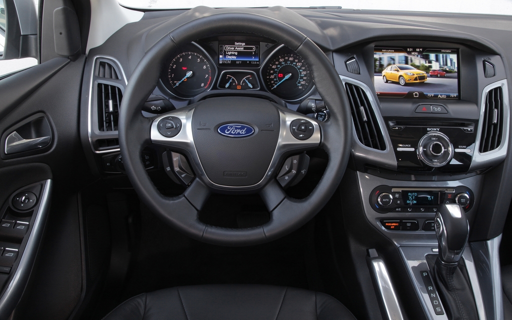 Le tableau de bord de la Ford Focus 2012.